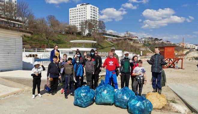 „Împreună, pentru o plajă mai curată!”. Nisipul şi digurile din Eforie Nord, curăţate de localnici - impreunapentruoplaja-1618247490.jpg