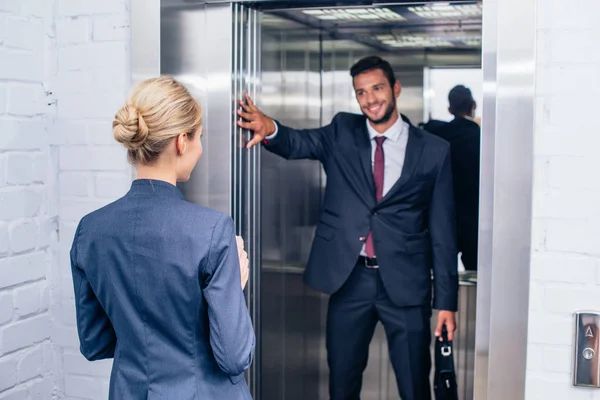 Fă-mă să mă simt femeie! - in-lift-1780326150.webp