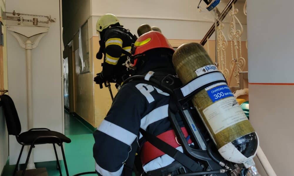 UPDATE/Incendiu pe strada Crăiţei din Năvodari. Pompierii, la faţa locului