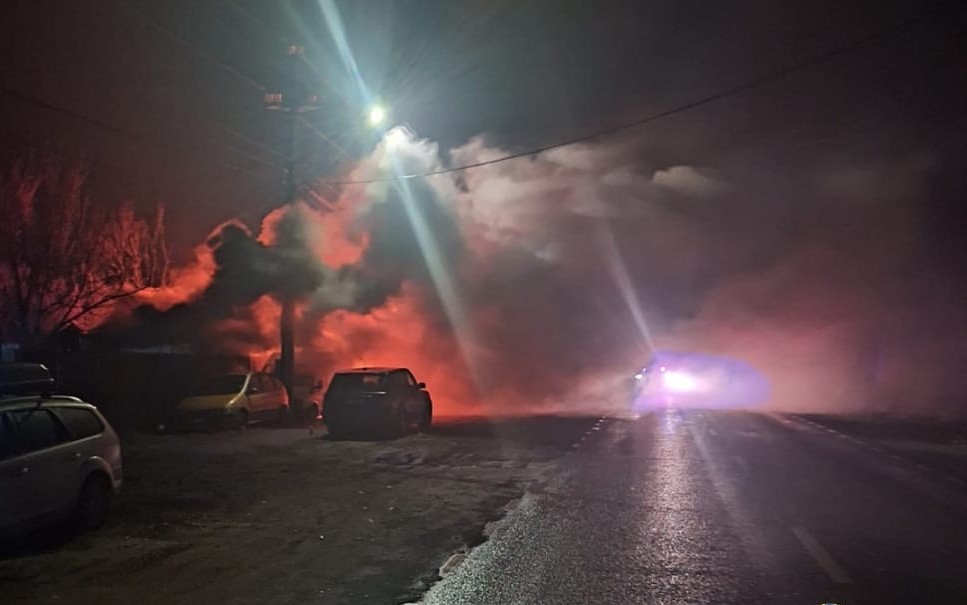 Incendiu violent azi-noapte în Crevedia. Oamenii afectați de tragedia din 2023, din nou pe drumuri