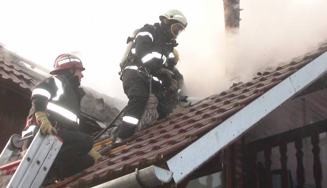 Mai multe persoane, evacuate dintr-un hotel al cărui acoperiș a fost cuprins e incendiu - incedniu-1459005465.jpg