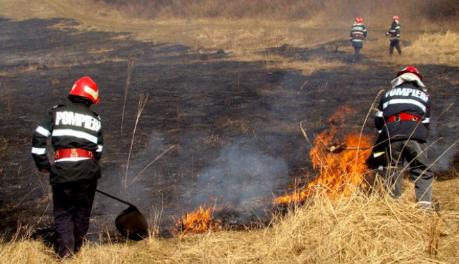 Incendiu de vegetație uscată în Pasul Prislop, la 1.500 metri altitudine - incendii-1374849453.jpg