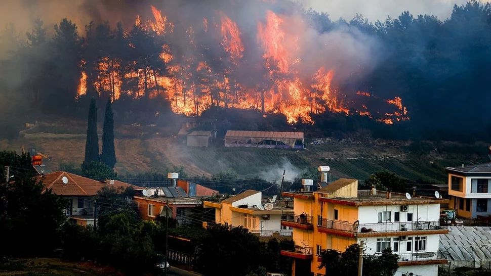 Incendii puternice în Turcia! Case și mașini din Izmir, cuprinse de flăcări - incendii-izmir-1723830270.jpg