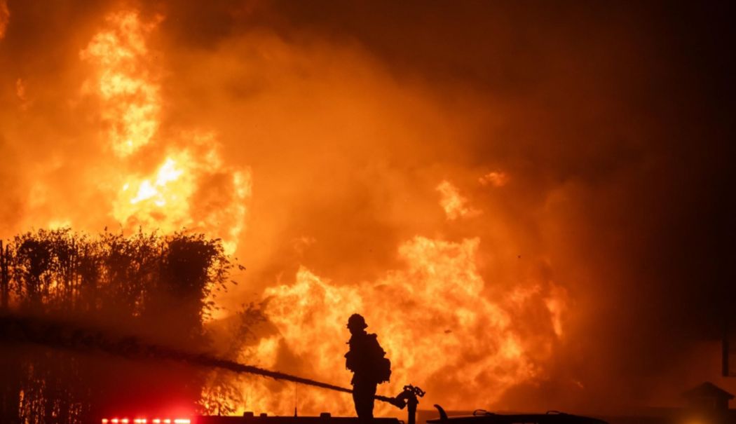 Incendiile devastatoare din Los Angeles fac ravagii! Mii de personae au fost evacuateși deja au fost înregistrate decese - incendii-los-angeles-1736359250.jpg
