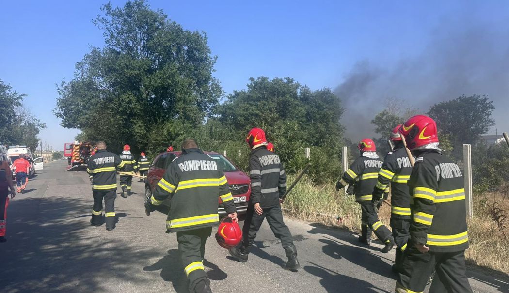Un autocamion a luat foc între localitățile Medgidia și Tortoman! Incendiul se poate extinde