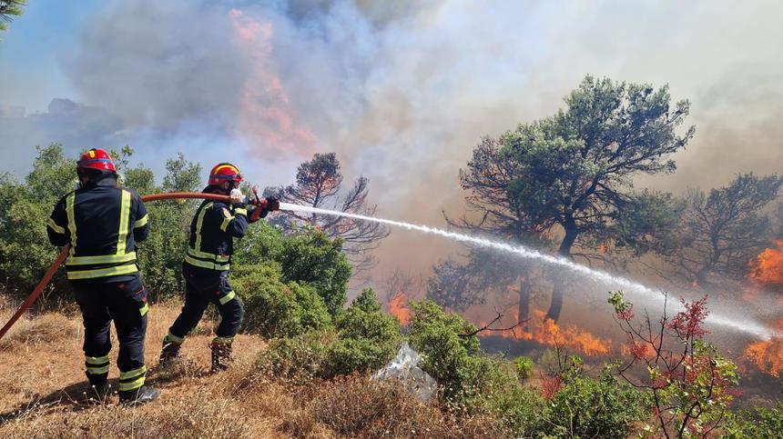 Pompierii români în luptă cu incendiile de vegetație din Grecia. Atena acoperită de fum gros