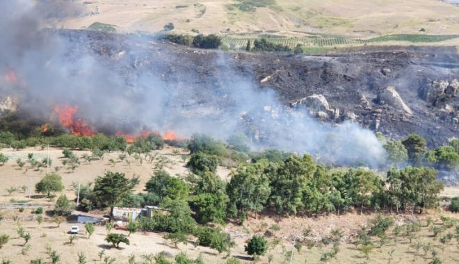 Pompierii se luptă cu incendiile de vegetaţie în nordul Italiei şi în Sicilia - incendiiitalia-1660740608.jpg