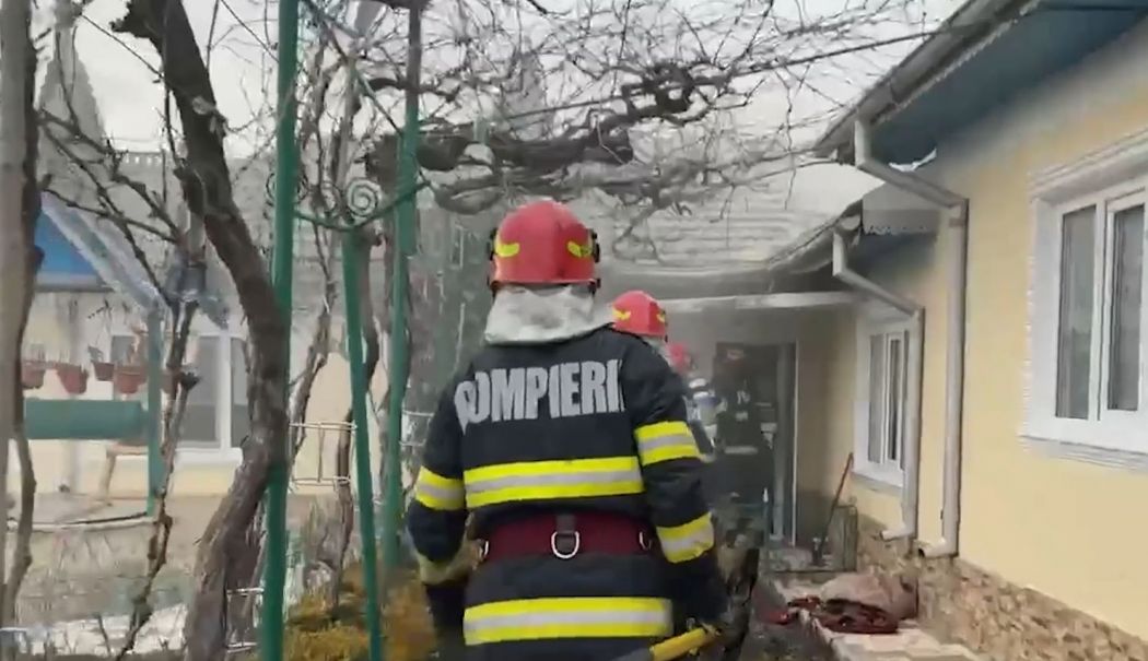 Acoperișul unei case din localitatea Izvoarele a luat foc - incendiiu-1738937699.jpg