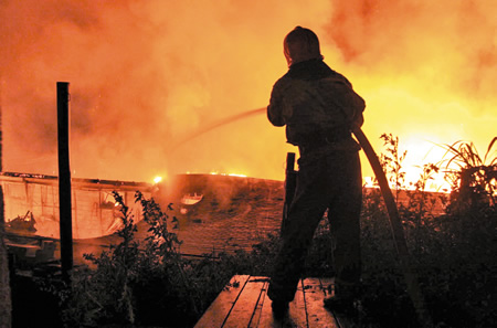 Acoperiș mistuit de flăcări - incendiu-1317272493.jpg