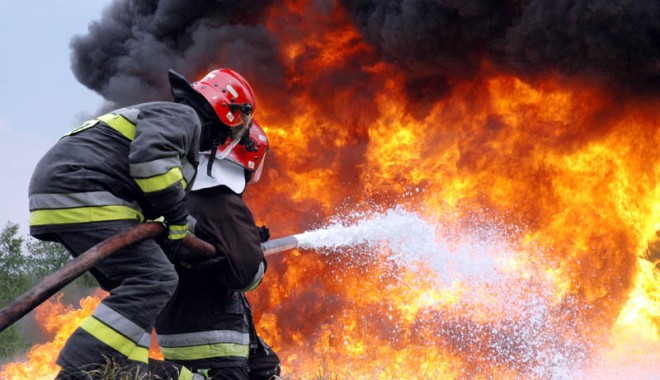 Incendiu într-o tabără de români din Paris - incendiu-1319551281.jpg
