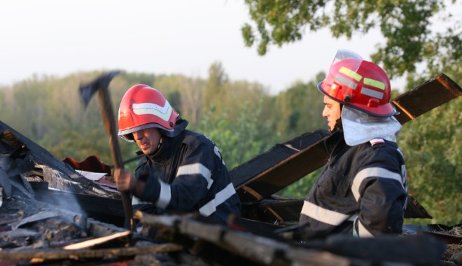 Incendiu la o casă părăsită de pe strada Labirint - incendiu-1331739798.jpg