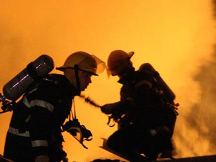 Arde o mașină în Hârșova - incendiu-1332436369.jpg