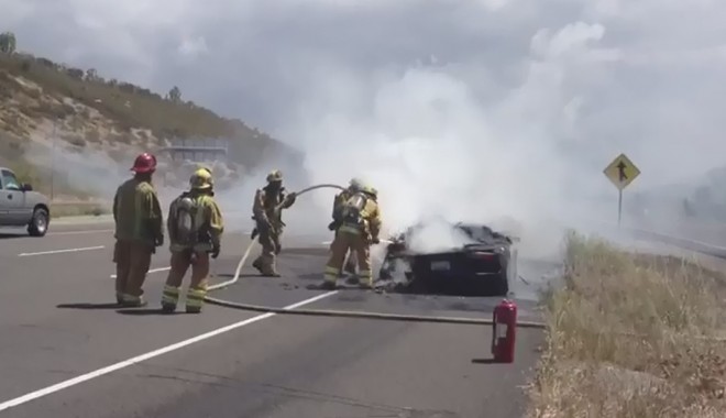 Lamborghini în flăcări. Șoferul s-a salvat miraculos / VIDEO - incendiu-1334581390.jpg