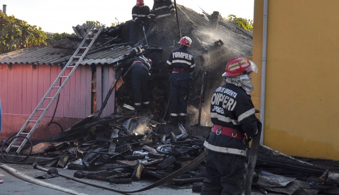 Incendiu la o casă de pe bulevardul Mamaia - incendiu-1337867365.jpg