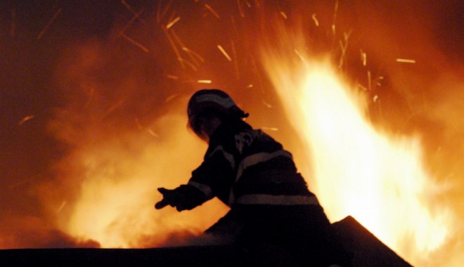 Trei români au murit într-un incendiu în Italia - incendiu-1362228642.jpg