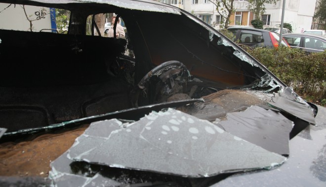 Nouă mașini incendiate în cartierul Drumul Taberei, din Capitală - incendiu-1365580448.jpg