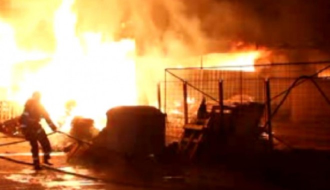 Incendiu puternic la o cabană din Pasul Tihuța - incendiu-1374912658.jpg
