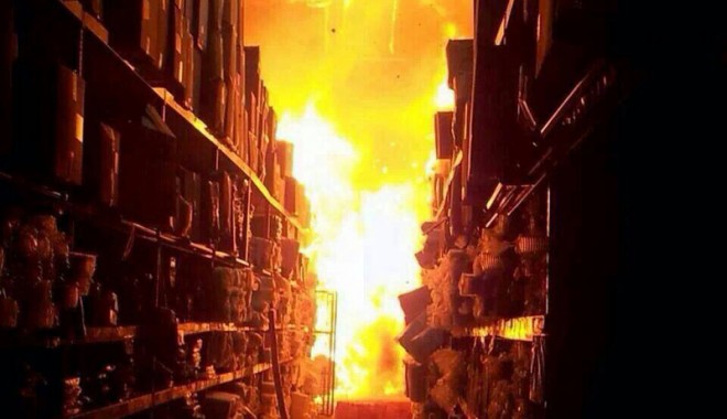 Cel mai mare centru comercial thailandez, mistuit de flăcări,  în Phuket - incendiu-1382014427.jpg