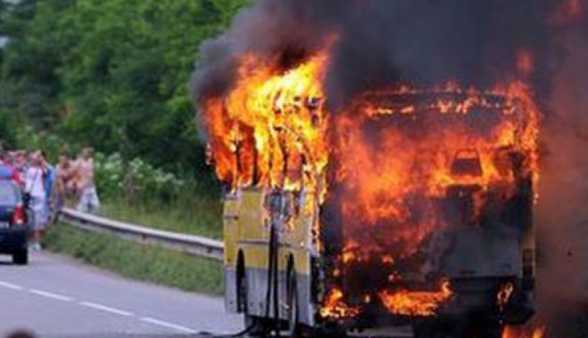Un autocar cu turiști români la bord a luat foc în Ungaria - incendiu-1388393875.jpg