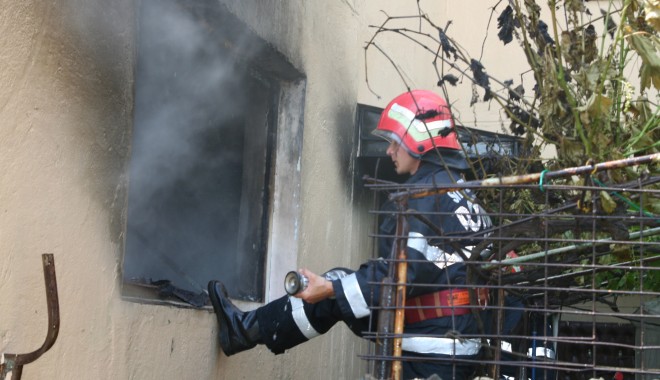 Arde un acoperiș de casă! - incendiu-1389095024.jpg