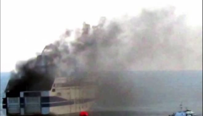 Feribot cu 170 de parsoane la bord, în flăcări, în Marea Mediterană - incendiu-1430237055.jpg