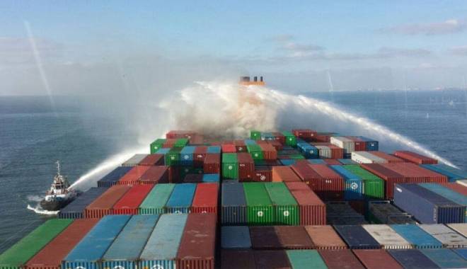 Incendiu pe un portcontainer britanic. Zeci de containere, DISTRUSE - incendiu-1430659039.jpg