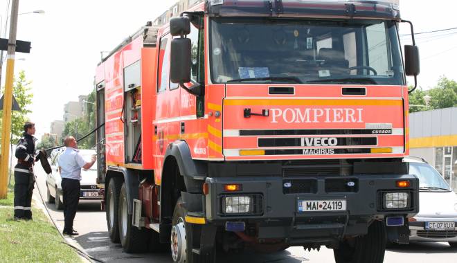 Pompierii intervin pentru lichidarea unui incendiu - incendiu-1435160115.jpg
