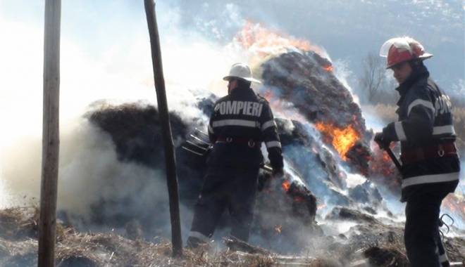 Tone de lucernă făcute scrum după o joacă cu focul - incendiu-1440577260.jpg