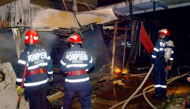 Casă mistuită de flăcări - incendiu-1447442344.jpg