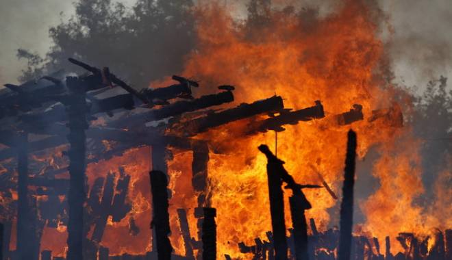 Un român și-a incendiat soția și fetița de câteva luni, apoi s-a sinucis - incendiu-1459441235.jpg