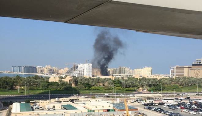 Incendiu violent  pe insula artificială Palm Jumeirah.  Un bloc luxos a fost cuprins de flăcări - incendiu-1481633265.jpg