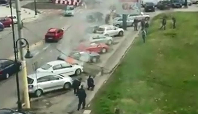 VIDEO. Autoturism în flăcări, în fața Primăriei Constanța. Jandarmii au stins focul - incendiu-1489762921.jpg