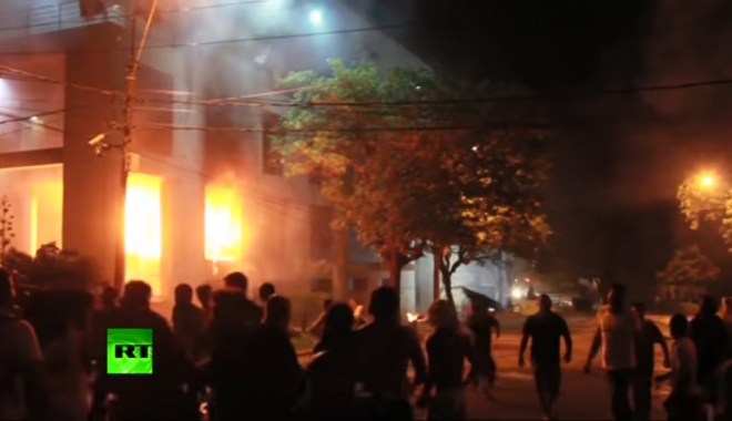 VIDEO / Proteste violente în Paraguay după ce constituția a fost schimbată în secret pentru a permite realegerea președintelui: Parlamentul a fost incendiat - incendiu-1491029459.jpg