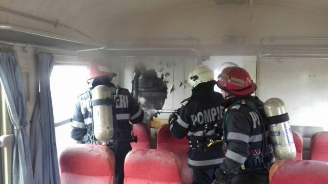 CLIPE DE PANICĂ ȘI GROAZĂ PENTRU CĂLĂTORI. Un tren a luat foc în mers - incendiu-1496041647.jpg