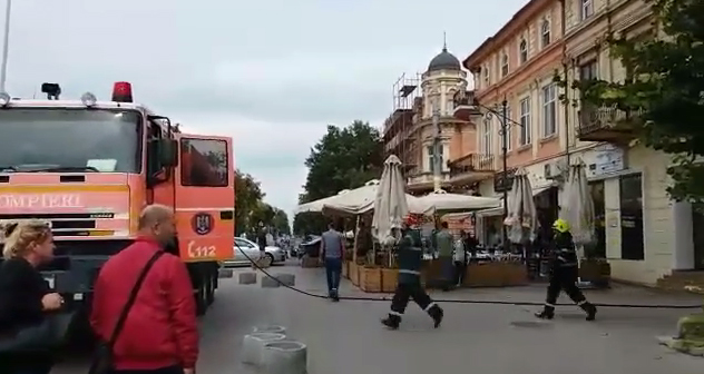 VIDEO / ARDE UN APARTAMENT DIN CENTRUL VECHI al Constanței - incendiu-1504001329.jpg
