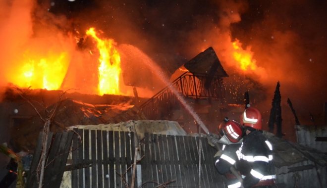OPT CASE INCENDIATE! Focul a fost pus intenționat. Suspectul a fost internat la psihiatrie - incendiu-1515761981.jpg