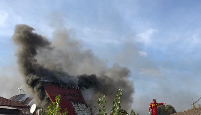 VIDEO. CASĂ CUPRINSĂ DE FOC. Intervin pompierii constănțeni cu trei autospeciale! - incendiu-1541247833.jpg