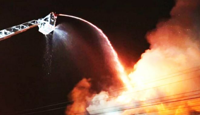 Incendiu puternic într-un restaurant! Zeci de persoane se aflau înăuntru - incendiu-1547258187.jpg