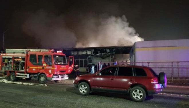 INCENDIU PUTERNIC la un service auto. Șapte mașini au fost FĂCUTE SCRUM! - incendiu-1577955918.jpg