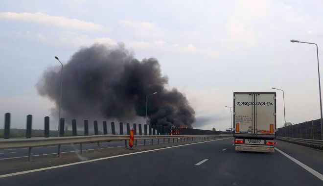 Pericol de explozie pe Autostrada A1! O cisternă cu benzină s-a răsurnat - incendiu-1592460745.jpg