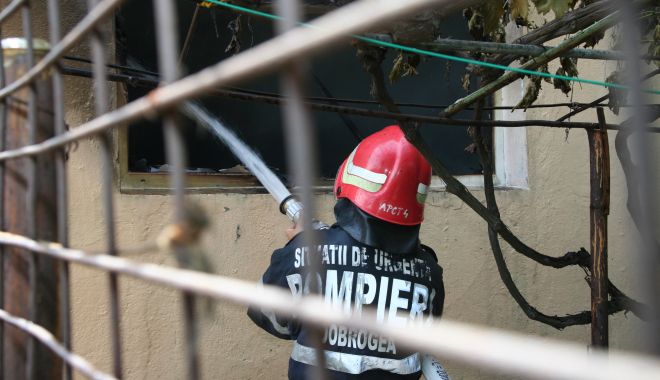 Incendiu la o casă, în Năvodari. Au intervenit pompierii - incendiu-1596370919.jpg