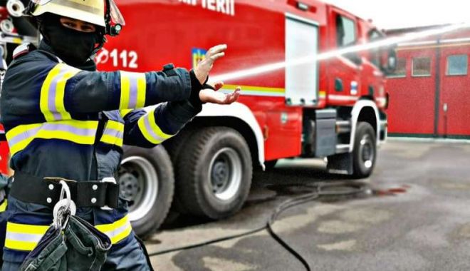 Incendiu violent la Constanţa. Arde o casă pe strada Baba Novac - incendiu-1603359388.jpg