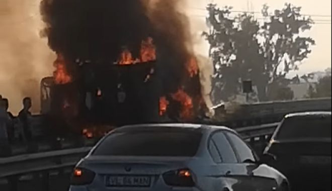VIDEO / Un camion plin cu băuturi s-a răsturnat și a luat foc pe A1 - incendiu-1624947095.jpg