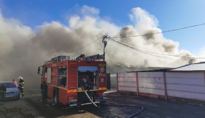 GALERIE FOTO/VIDEO. Incendiu violent pe strada Justiţiei. Intervin mai multe echipaje de pompieri - incendiu-1638437285.jpg