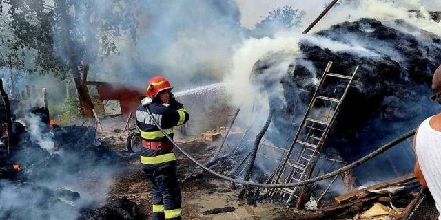 TRAGEDIA NOPȚII. Un bărbat a murit CARBONIZAT în incendiul din Eforie - incendiu-1665725870.jpg