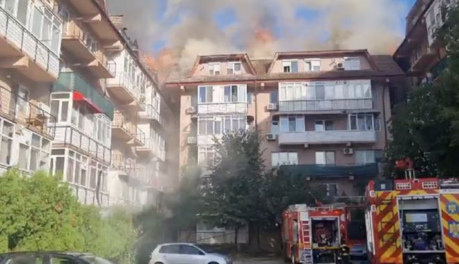 UPDATE. Incendiu puternic la mansarda unui bloc! Focul s-a extins şi la blocurile vecine!