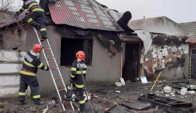 Pericolul din spatele beculeţelor de Crăciun. ISU Constanţa, recomandări pentru a preveni incendiile - incendiu-1702896028.jpg