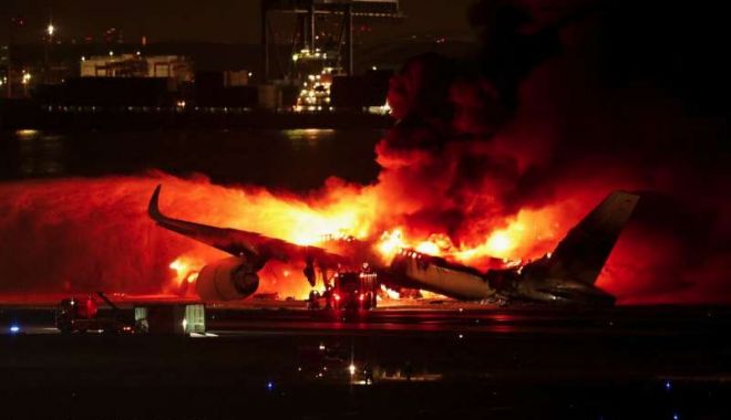 Avion de linie, în flăcări pe aeroport! Pasagerii şi echipajul au fost evacuaţi