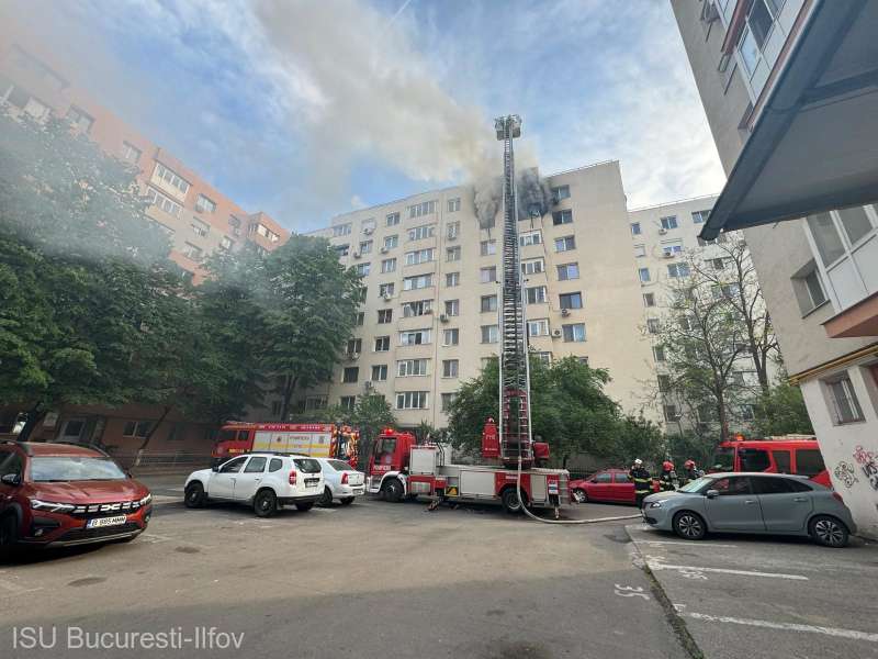 UPDATE / Bloc de pe Bulevardul 1 Decembrie, cuprins de flăcări! Multiple victime! DOUĂ PERSOANE AU DECEDAT - incendiu-1713024695.jpg