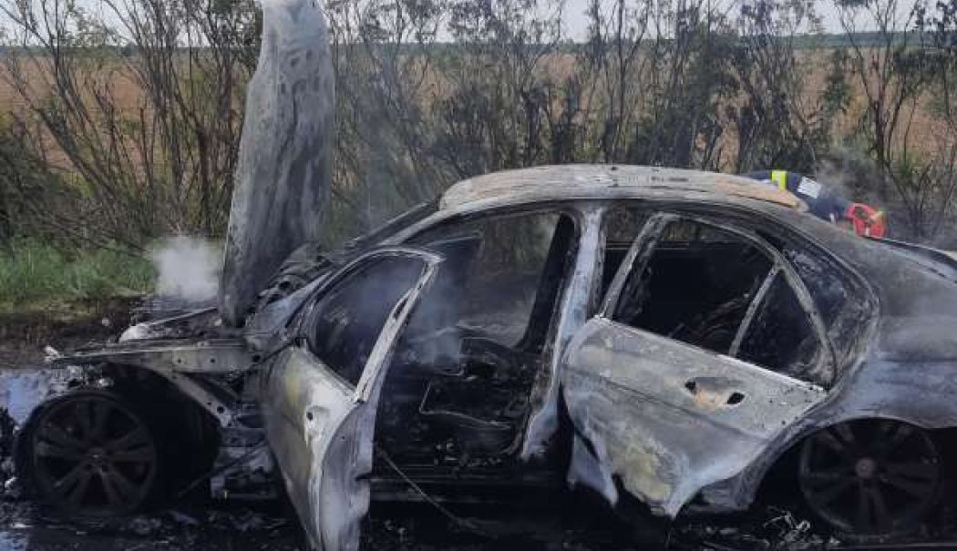 Mașină mistuită de flăcări, pe autostradă. Șoferul și pasagerul s-au salvat! - incendiu-1714214519.jpg